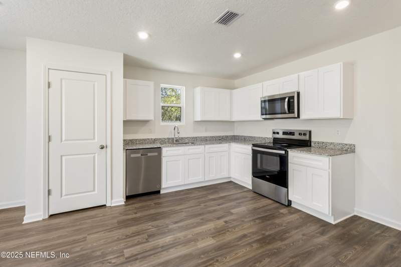 3 bedroom Single Family Residence at 10406 Greystone Drive, Greystone, Glen St. Mary — photo 4