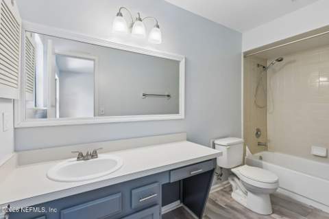 4063 Laurelwood Drive, Jacksonville FL - photo 9 of 38