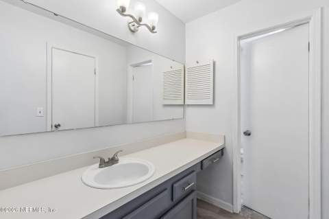 4063 Laurelwood Drive, Jacksonville FL - photo 6 of 38