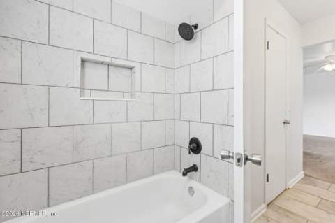 4063 Laurelwood Drive, Jacksonville FL - photo 7 of 38