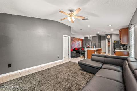 5754 Royalty Road, Jacksonville FL - photo 10 of 25