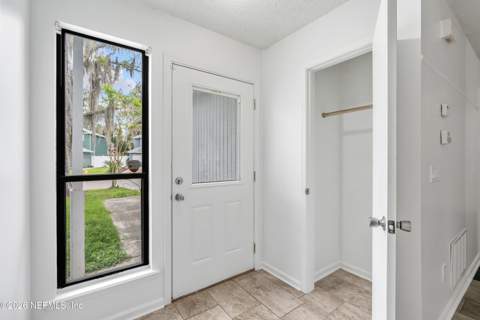 4023 Stillwood Drive, Jacksonville FL - photo 9 of 36