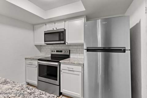 1210 Wonderwood Drive, Jacksonville FL - photo 9 of 36
