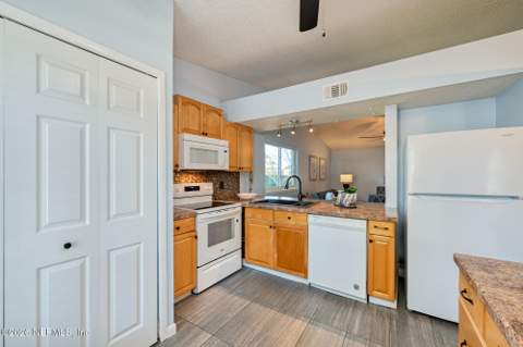 582 Aquatic Drive, Atlantic Beach FL - photo 10 of 28