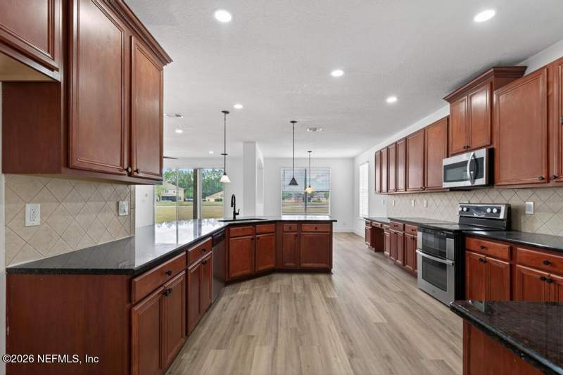 5 bedroom Single Family Residence at 10917 Dancing Rabbit Lane, Blue Lake Estates, Jacksonville — photo 4