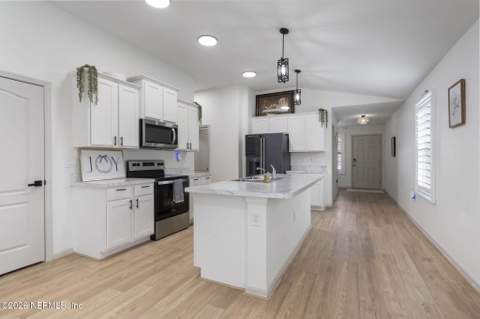 6068 Bucking Bronco Drive, Jacksonville FL - photo 10 of 34