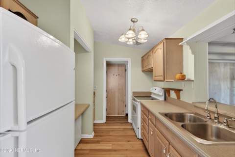 7638 Crest Drive, Jacksonville FL - photo 14 of 38