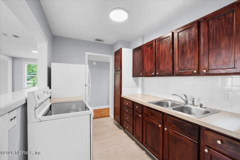 4649 Delta Avenue, Jacksonville FL - photo 13 of 40