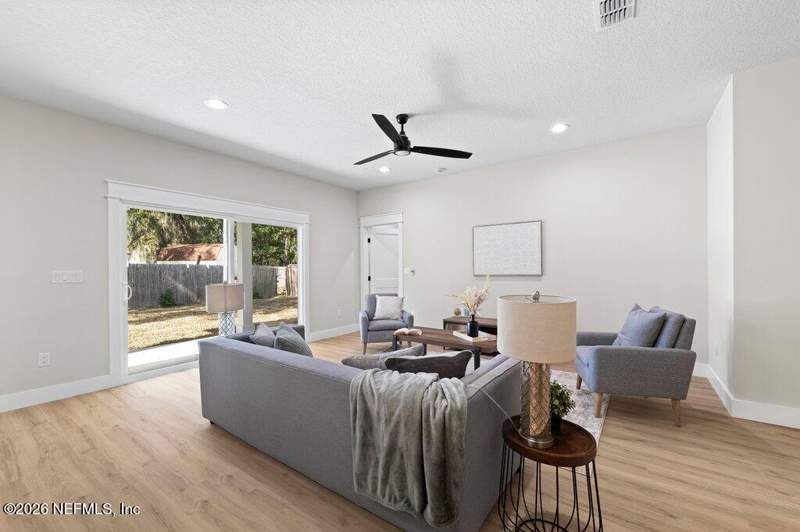 4 bedroom Single Family Residence at 8863 Hipps Road, Camfield Landing, Jacksonville — photo 5