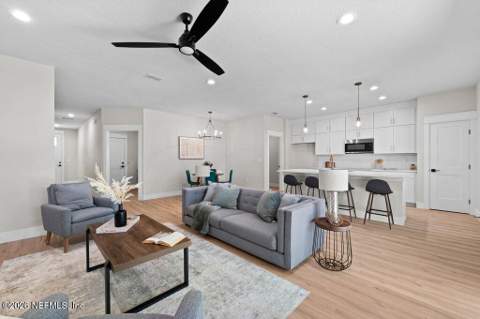 8863 Hipps Road, Jacksonville FL - photo 8 of 42