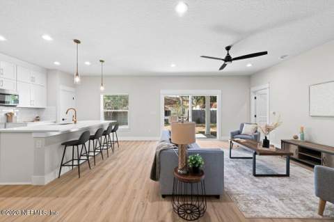 8863 Hipps Road, Jacksonville FL - photo 10 of 42