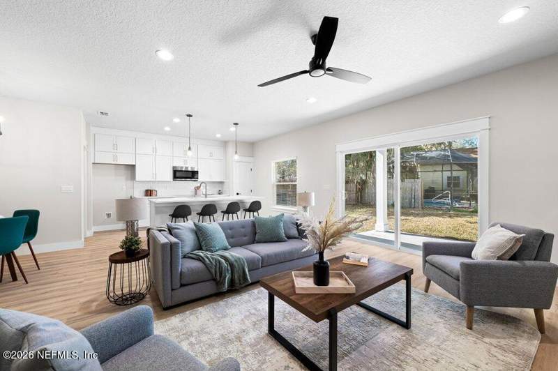 4 bedroom Single Family Residence at 8863 Hipps Road, Camfield Landing, Jacksonville — photo 4