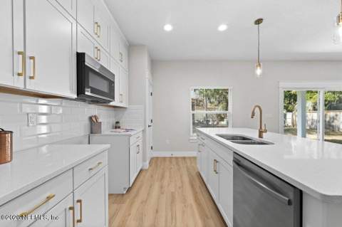 8863 Hipps Road, Jacksonville FL - photo 13 of 42