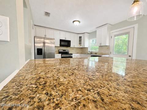 5774 Cedar Oaks Drive, Jacksonville FL - photo 10 of 33
