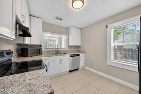 5226 Palmer Avenue, Jacksonville FL - photo 12 of 34