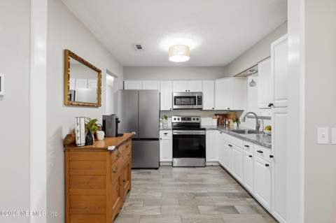 8015 Mendoza Drive, Jacksonville FL - photo 10 of 31