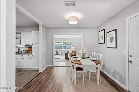 8015 Mendoza Drive, Jacksonville FL - photo 12 of 31