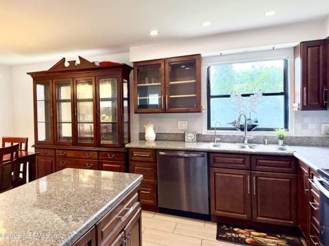 5155 Broken Arrow Drive, Jacksonville FL - photo 7 of 33