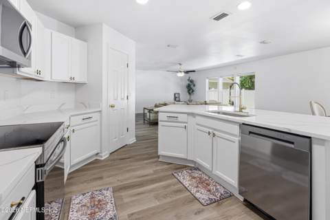 12101 Alexandra Drive, Jacksonville FL - photo 9 of 32