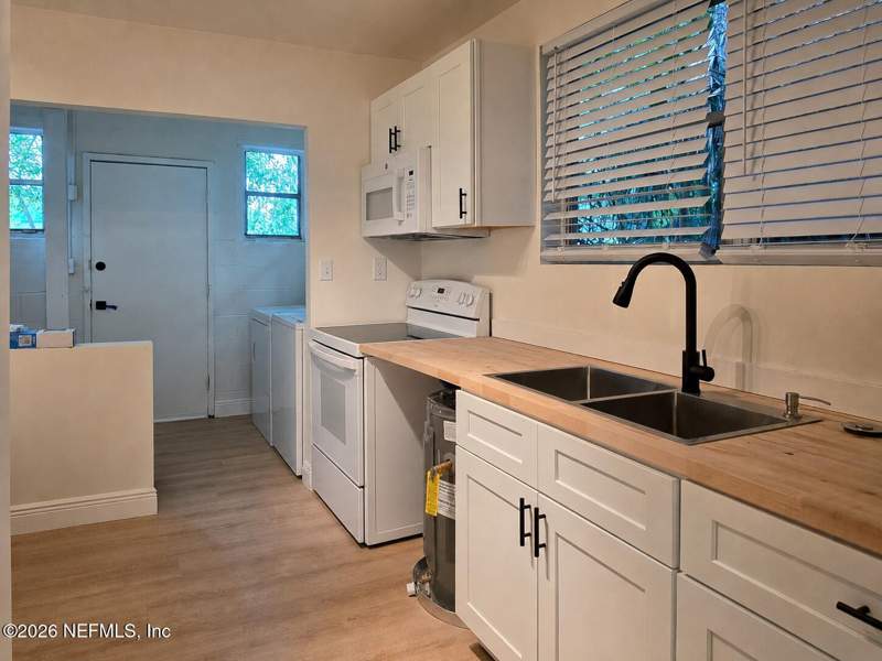 3 bedroom Single Family Residence at 1227 W 3rd Street, Barnetts, Jacksonville — photo 2