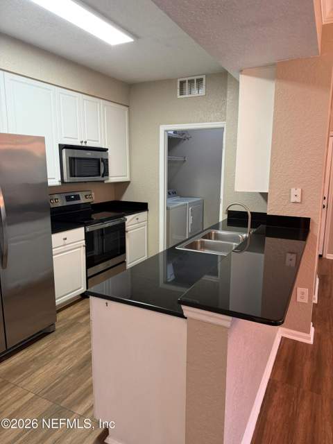 8539 Gate Parkway #424, Jacksonville FL - photo 8 of 27