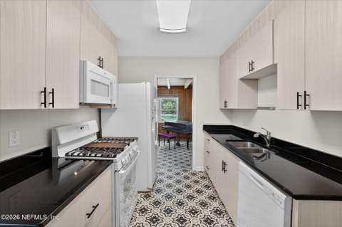 5503 Lakewood Circle, Jacksonville FL - photo 12 of 49