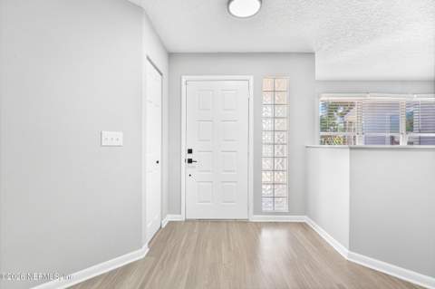 7047 Rivercrest Drive, Jacksonville FL - photo 11 of 37
