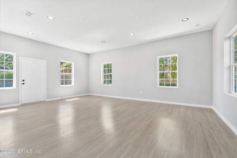 7047 Rivercrest Drive, Jacksonville FL - photo 16 of 37