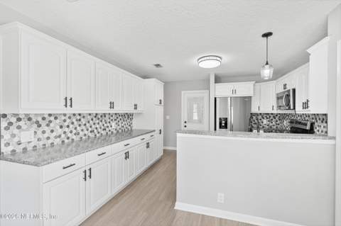 7047 Rivercrest Drive, Jacksonville FL - photo 18 of 37