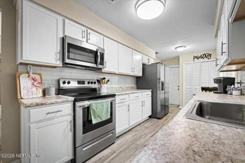 1102 Meadow Drive, Orange Park FL - photo 10 of 40