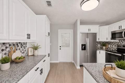 7047 Rivercrest Drive, Jacksonville FL - photo 7 of 37