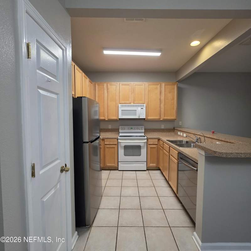2 bedroom Townhouse at 5875 Parkstone Crossing Drive, Stonefield At Bartram Par, Jacksonville — photo 3