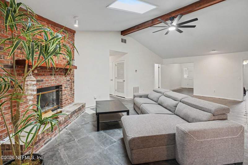 3 bedroom Single Family Residence at 10930 Steeding Horse Drive, Foxwood Trails, Jacksonville — photo 2