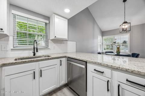 8203 Dunbarton Court, Jacksonville FL - photo 10 of 35