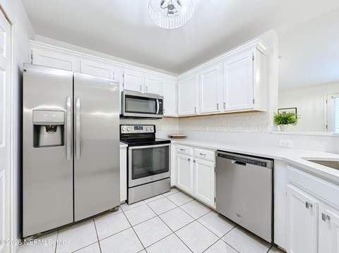 13715 Richmond Park Drive #105, Jacksonville FL - photo 8 of 49