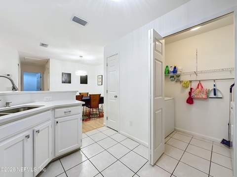 13715 Richmond Park Drive #105, Jacksonville FL - photo 10 of 49