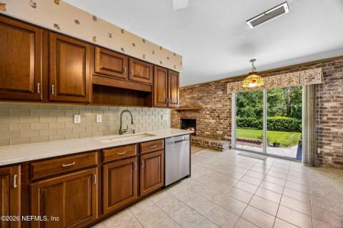 4714 Waverly Lane, Jacksonville FL - photo 10 of 37