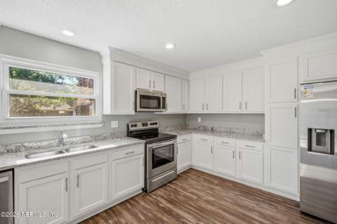437 Hawaiian Terrace, Jacksonville FL - photo 10 of 35