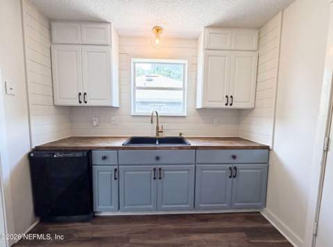 7957 Jacques Drive, Jacksonville FL - photo 9 of 15