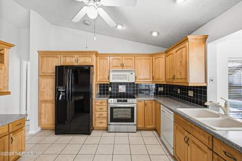 3933 Petite Drive, Jacksonville FL - photo 9 of 43