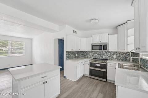 6740 Yvonne Lane, Jacksonville FL - photo 16 of 40