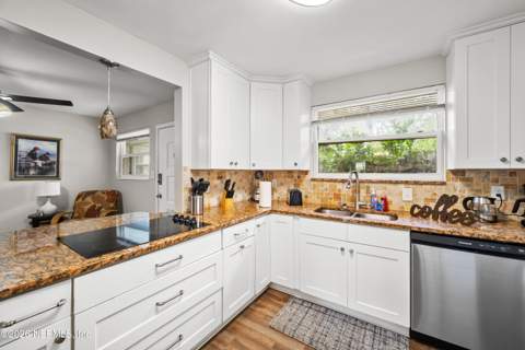 4820 Avent Drive, Jacksonville FL - photo 9 of 47