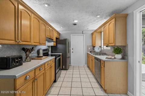 9925 Timberlake Drive, Jacksonville FL - photo 12 of 37