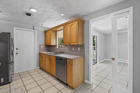 9925 Timberlake Drive, Jacksonville FL - photo 13 of 37