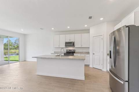 7333 Everett Forest Drive, Jacksonville FL - photo 8 of 27