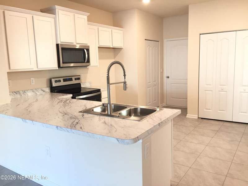 2 bedroom Townhouse at 7627 Legacy Trail, Bay Pointe North, Jacksonville — photo 5