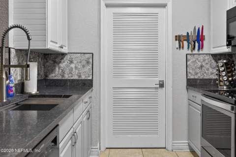 8539 Gate Parkway #616, Jacksonville FL - photo 17 of 75