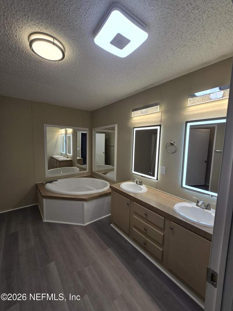4 bedroom Manufactured Home at 229 Dolphin Circle, Middleburg, Middleburg — photo 2
