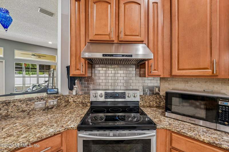 4 bedroom Single Family Residence at 4971 Grand Lakes Drive, Grand Lakes, Jacksonville — photo 5