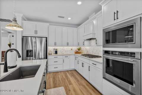 10947 Town View Drive, Jacksonville FL - photo 11 of 93